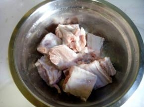 排骨上多撒些盐，用手搓揉排骨，让盐份进入排骨。