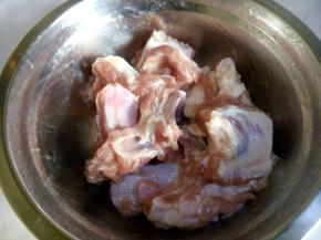 盐份融进排骨，表面比较滑，用水洗净，厨房纸吸去多余水份。