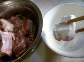 准备好淀粉，排骨上裹上淀粉。