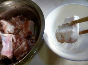 准备好淀粉，排骨上裹上淀粉。