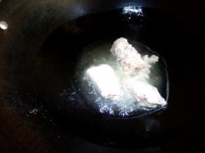 凉锅热油，下入裹好的排骨。