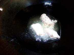 凉锅热油，下入裹好的排骨。