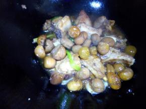 倒入话梅同水一起和栗子，放少量白糖加盖焖煮十分钟。