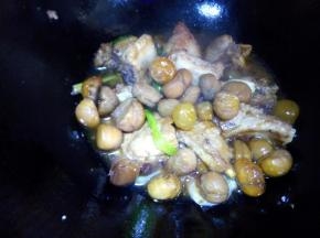 倒入话梅同水一起和栗子，放少量白糖加盖焖煮十分钟。