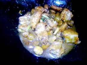 时间到放酱油上色，取出葱结，装盘。