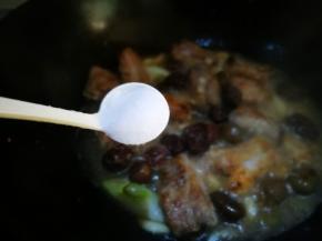 加入适量盐 加入清水煮炖