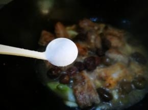 加入适量盐 加入清水煮炖