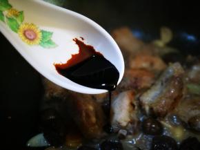 出锅前加入少许老抽