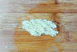 剁成蒜泥