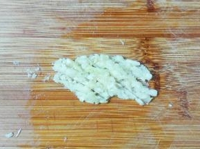 剁成蒜泥