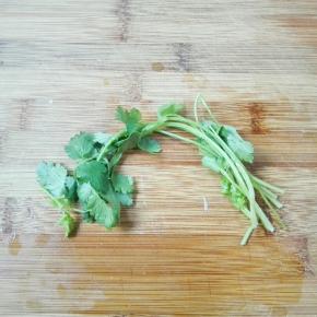 香菜洗净，去掉根