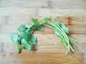 香菜洗净，去掉根