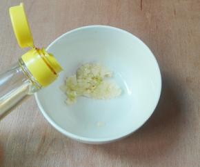 蒜泥放碗里，放生抽