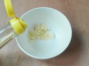 蒜泥放碗里，放生抽