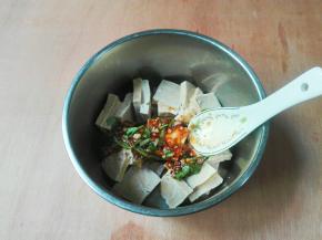 放进盆子里，放作料