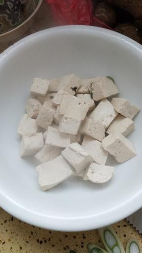 豆腐切成块备用