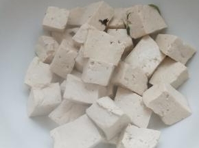 豆腐切成块备用