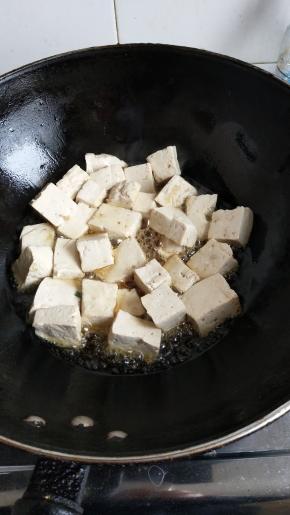 热锅入油放豆腐煎