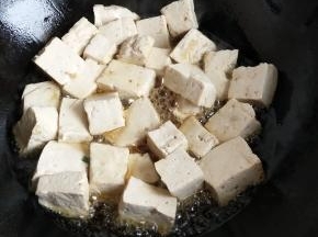 热锅入油放豆腐煎
