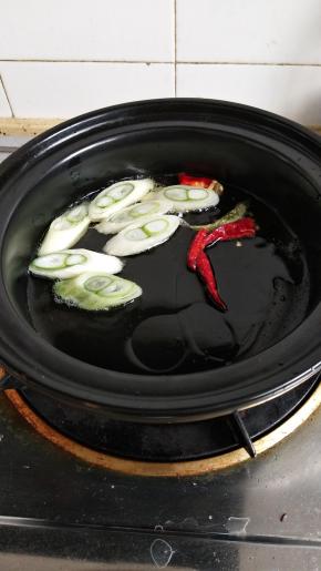 砂锅入油放入作料炒香