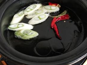 砂锅入油放入作料炒香
