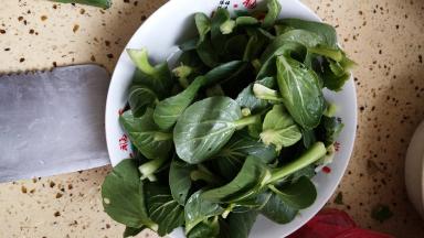 青菜洗净备用