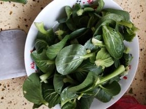青菜洗净备用