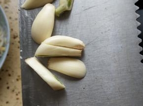 准备蒜片也放入砂锅内