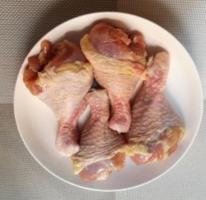 准备三个鸡腿，如果是冷冻的要提前解冻