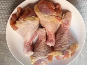 准备三个鸡腿，如果是冷冻的要提前解冻