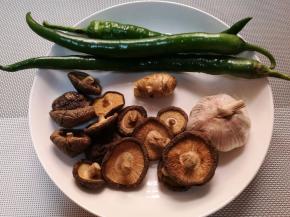 准备好要用的所有配菜，香菇，青椒，生姜，大蒜