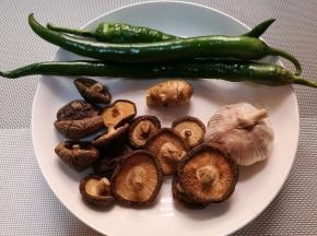 准备好要用的所有配菜，香菇，青椒，生姜，大蒜