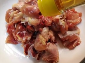 鸡块用料酒，盐，酱油腌20分钟