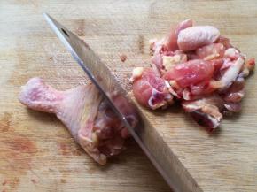 鸡腿肉切成2cm大小的鸡块