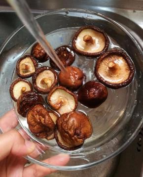 干香菇用冷水洗净