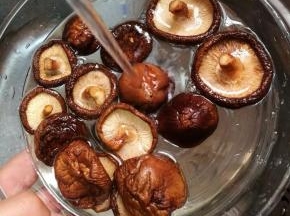 干香菇用冷水洗净