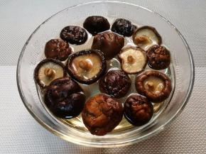 用热水浸泡开香菇，浸泡香菇的水不要倒掉，留着备用