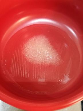 砂锅倒入一些食用油，冷油时放入一勺白糖，开小火，把白糖化开