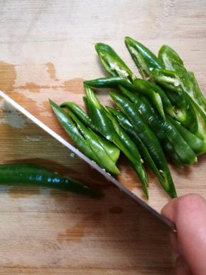 青椒斜着切成条