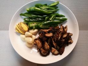 生姜切片，大蒜去皮，香菇大的切片，小的对半切