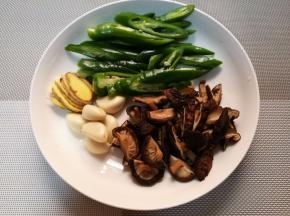 生姜切片，大蒜去皮，香菇大的切片，小的对半切