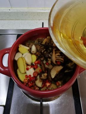 倒入刚刚浸泡用的香菇水，淹没所有材料即可