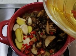 倒入刚刚浸泡用的香菇水，淹没所有材料即可