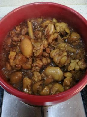 白糖炒成褐色时倒入鸡块翻炒均匀，使鸡块全部挂上糖色。