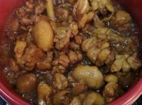 白糖炒成褐色时倒入鸡块翻炒均匀，使鸡块全部挂上糖色。