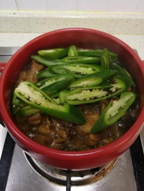 汤汁收浓时放入青椒，盐（因为我们腌肌肉的时候放了盐，这个时候盐不用很多，可以尝下味道）耗油