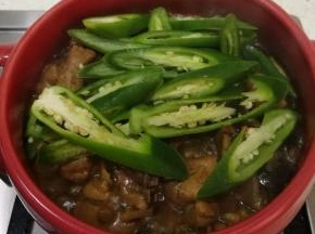 汤汁收浓时放入青椒，盐（因为我们腌肌肉的时候放了盐，这个时候盐不用很多，可以尝下味道）耗油