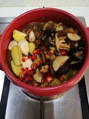 放入刚刚切好的除青椒以外的全部配菜，我爱吃辣，还放了些朝天椒