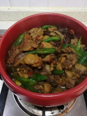 拌匀至青椒脱生即可关火直接端上桌开饭了