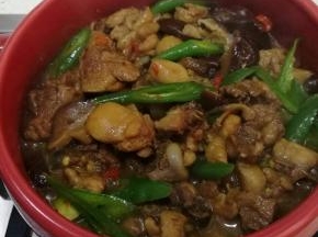 拌匀至青椒脱生即可关火直接端上桌开饭了